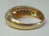 une bague en or sertie de diamants, posée sur une table