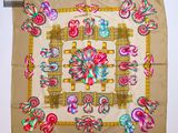 une photo d'un foulard carré orné de fleurs colorées