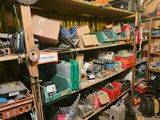 une pièce remplie d'une multitude d'outils, rangés sur des étagères