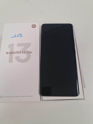 une image représentant une boîte contenant un téléphone, posée sur une table