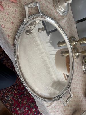 une personne qui se tient à côté d'une table sur laquelle est posé un miroir