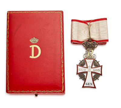 une image représentant un livre rouge orné d'une croix et d'une médaille