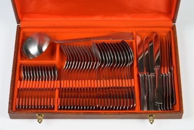 un étui orange contenant des couverts, posé sur une surface blanche