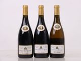 trois bouteilles de vin sont alignées sur une table