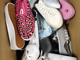 de nombreuses paires de chaussures dans une boîte qui en est pleine