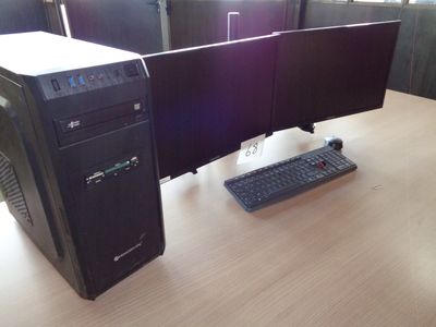 un ordinateur de bureau posé sur un pupitre en bois