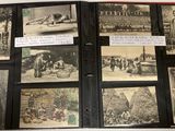 une vieille photo en noir et blanc d'un livre sur lequel figurent des images de personnes
