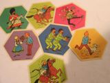 six autocollants représentant des enfants, posés sur une table