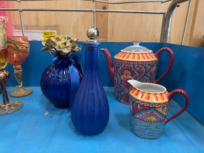 Ensemble comprenant deux vases bleus, l'un à bouchon en rose…