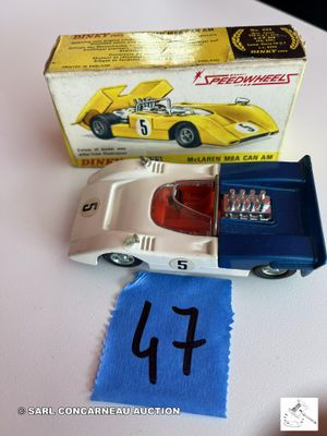une petite voiture miniature avec un numéro à l'avant