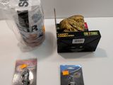 un sachet de biscuits et un paquet de biscuits posés sur une table