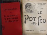 deux livres posés l'un à côté de l'autre sur une table en bois