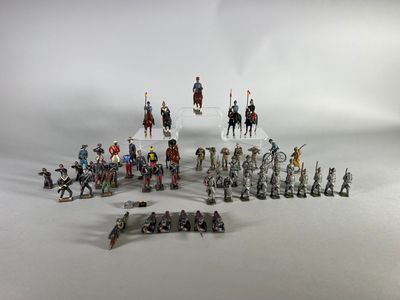 un grand nombre de figurines posées sur une table