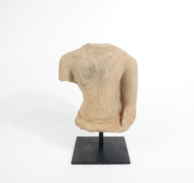 statue représentant le torse d'une femme, posée sur un socle noir, sur fond blanc