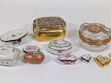 un grand nombre de petites boîtes posées sur une table