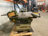 un gros plan sur une machine dans un entrepôt où s'alignent des palettes les unes après les autres