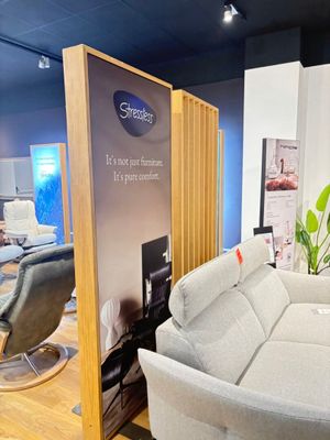 Cinq éléments en bois sur socle métal formant CLAUSTRA - Photo 1