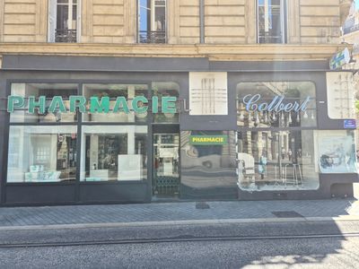 façade d'une pharmacie située à l'angle d'une rue dans une ville européenne