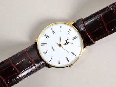 gros plan d'une montre-bracelet avec des chiffres romains
