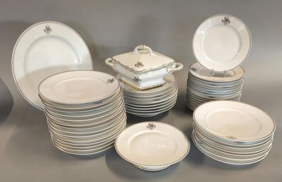 Limoges - France Partie de service en porcelaine monogrammée…
