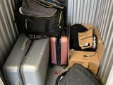 de nombreuses valises et sacs dans un local de rangement