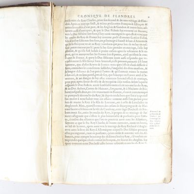 un livre ouvert posé sur une table, sur fond blanc