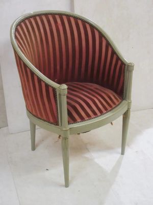 a chair that is sitting in the corner of a room