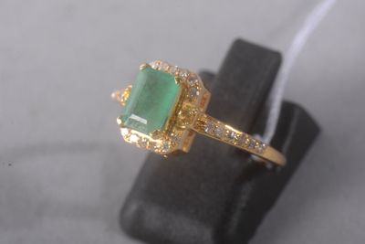 une image représentant une bague sertie d'une pierre verte