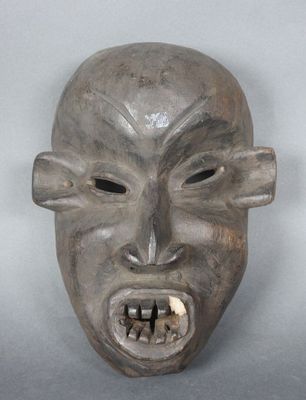 un gros plan d'un masque avec des dents sur fond blanc