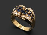 une bague en or sertie de saphirs bleus et de diamants sur fond noir