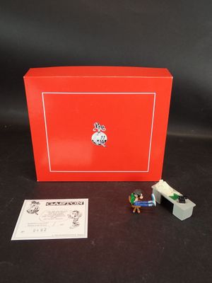 une image représentant une boîte rouge sur laquelle se trouve une petite figurine