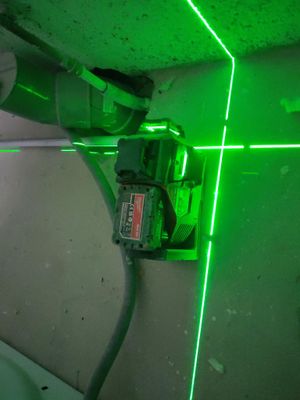 un faisceau laser vert fixé au mur