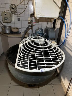 une photo d'une salle de bains sale avec un lavabo et des toilettes