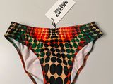 une photo d'un maillot de bain muni d'une étiquette