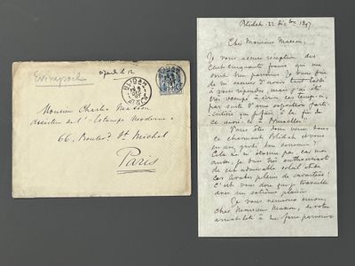 une vieille lettre affranchie, posée à côté d'une feuille de papier