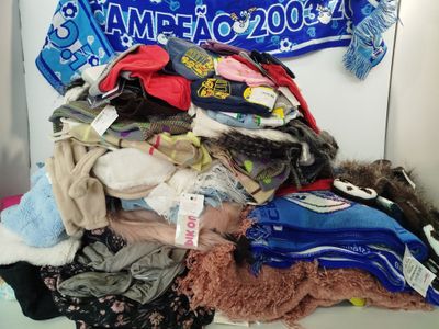 une pile de vêtements sur une table