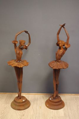 Deux sujets en fonte représentant deux ballerines en positio…
