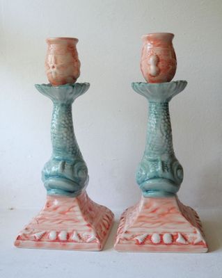 Paire de bougeoirs en faïence à décor de dauphins et coquill…