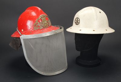 une paire de casques de pompier avec visières en filet