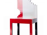 une image représentant une chaise rouge et blanche sur fond blanc