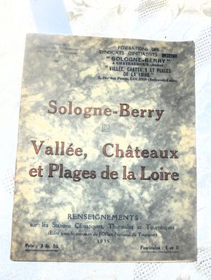 un livre posé sur une table recouverte d'une nappe blanche