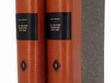 deux livres posés l'un sur l'autre sur une table