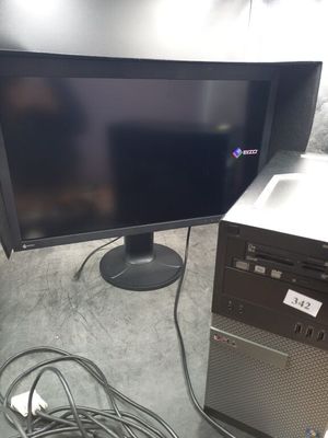 un ordinateur de bureau et un écran posés sur une table