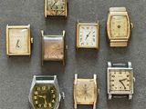 de nombreux modèles de montres exposés sur la table