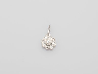 un pendentif en forme de fleur en diamant sur fond blanc
