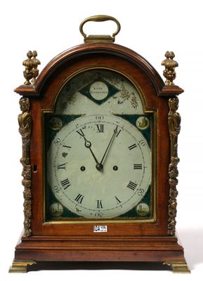 Pendule à poser en acajou et bronze doré.
