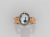 Gros plan sur une bague en or ornée d'un diamant noir