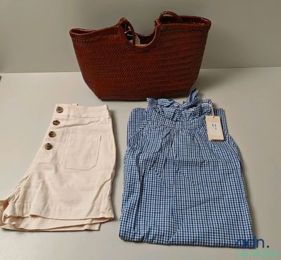 deux vêtements posés sur une table à côté d'un panier