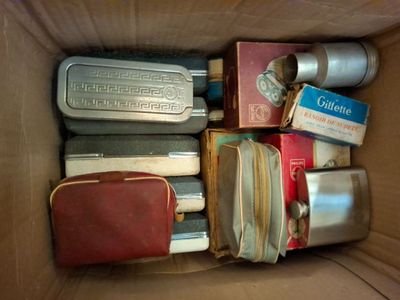 une boîte en carton remplie de nombreux types de bagages différents