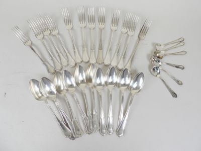 de nombreuses fourchettes et cuillères disposées sur la table